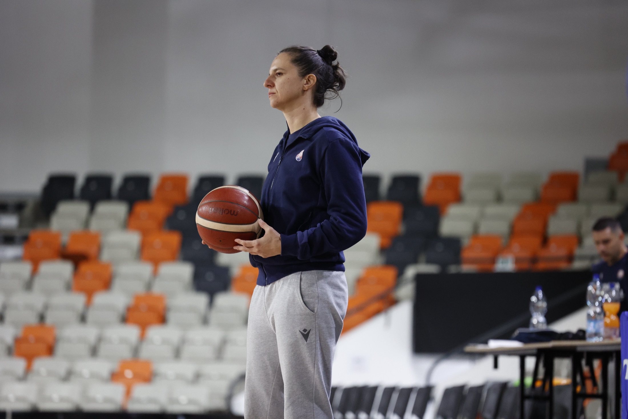 Ivana Jalčová na tréningu s basketbalovou loptou